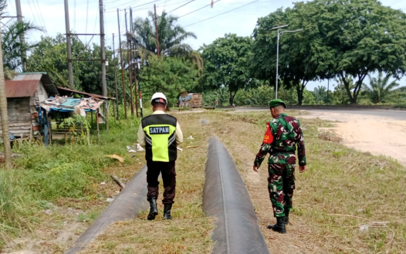 Babinsa Koramil 01 Dumai dan Security Pertamina Patroli Amankan Jalur Pipa Minyak