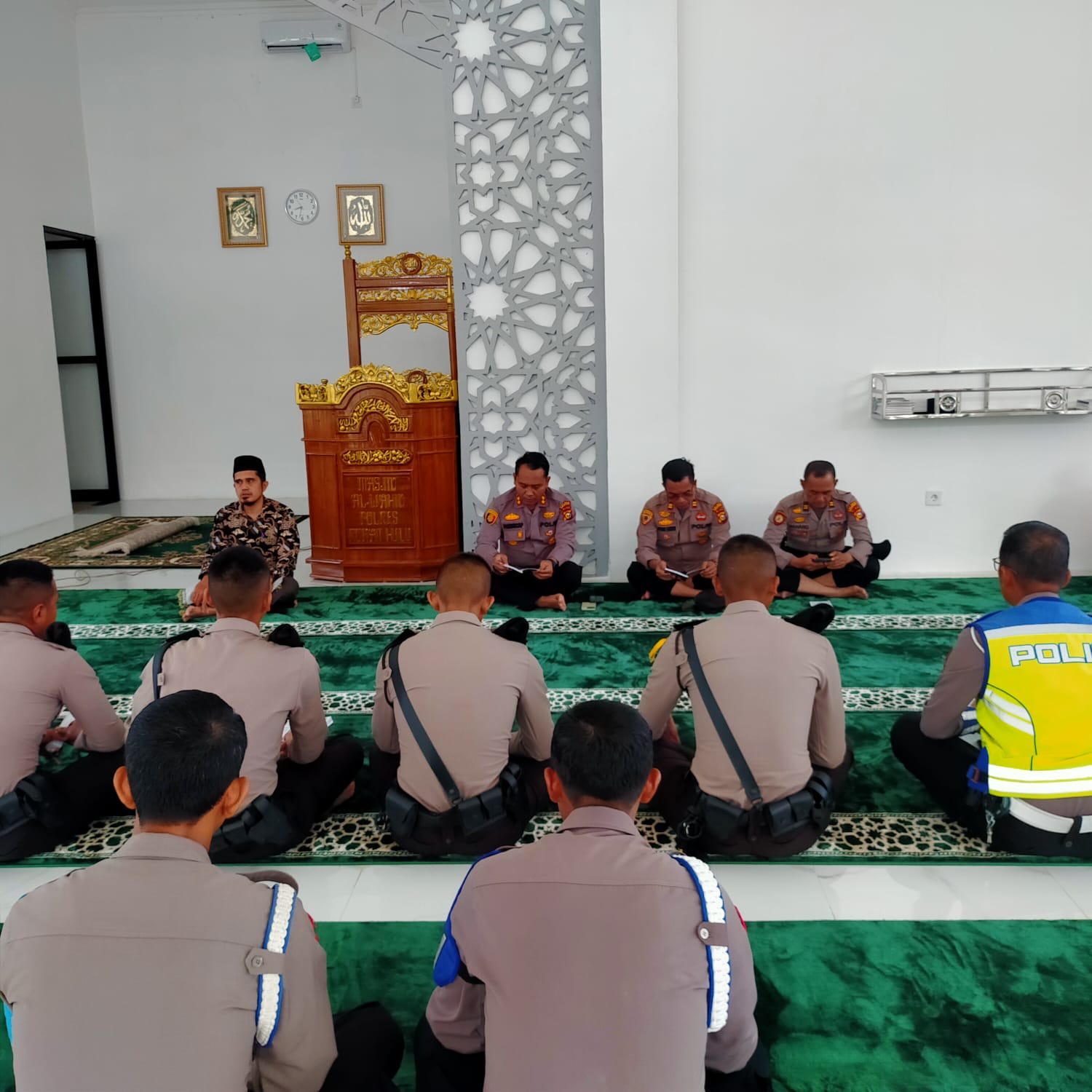 Kapolres Rokan Hulu Bersama Seluruh Personel Rutin Ikuti Binrohtal Di Masjid Al Wahid