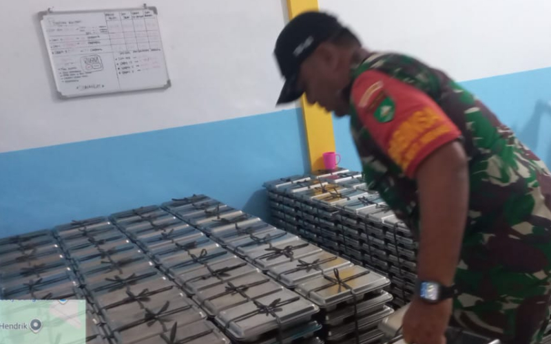 Babinsa Dampingi Distribusi 2.058 Paket Makanan Bergizi Gratis untuk Siswa di Bukit Kapur