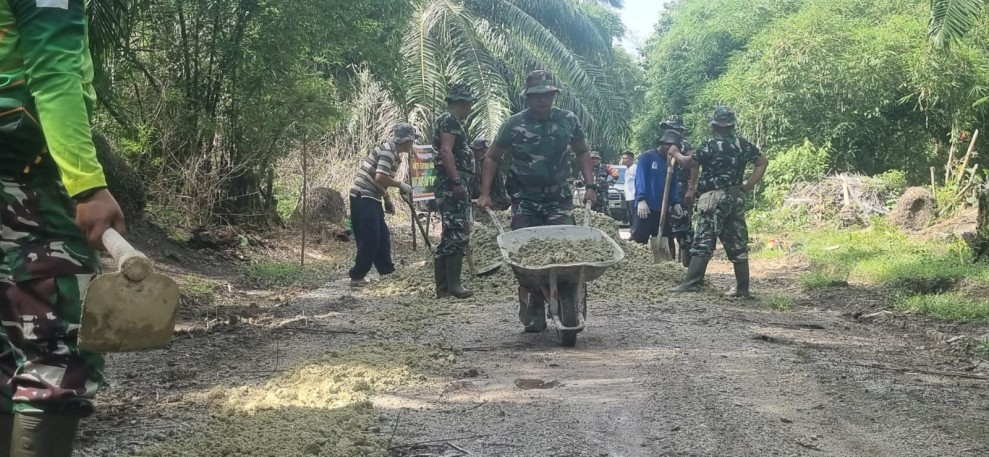Wujud Kemanunggalan, Kodim 0320 dan Warga Gotong Royong Perbaiki Jalan Cik Porek