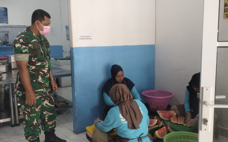 Babinsa Koramil 01/Dumai Dampingi Distribusi Makanan Bergizi Gratis di Tanjung Palas
