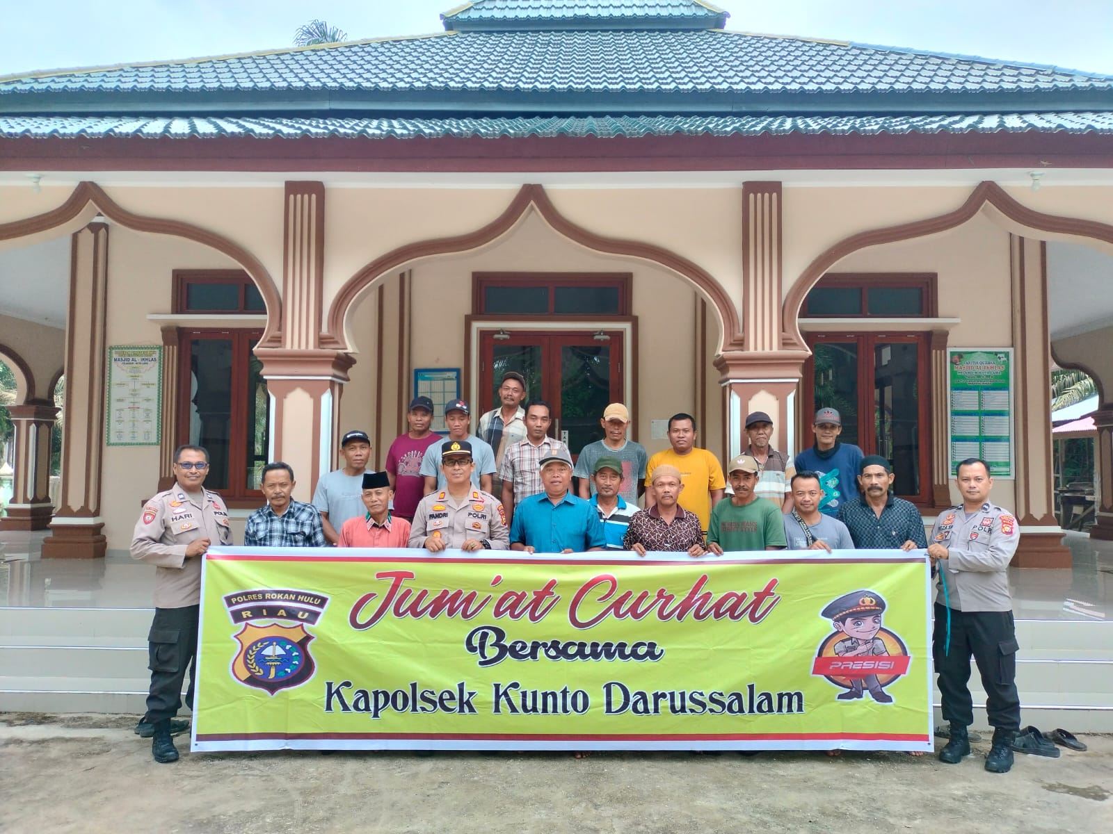 Program Jumat Curhat Di Kuntodarussalam Diapresiasi Masyarakat, Kapolsek AKP Fandri Terima Aspirasi Masalah Kerusakan Jalan Dan Narkoba