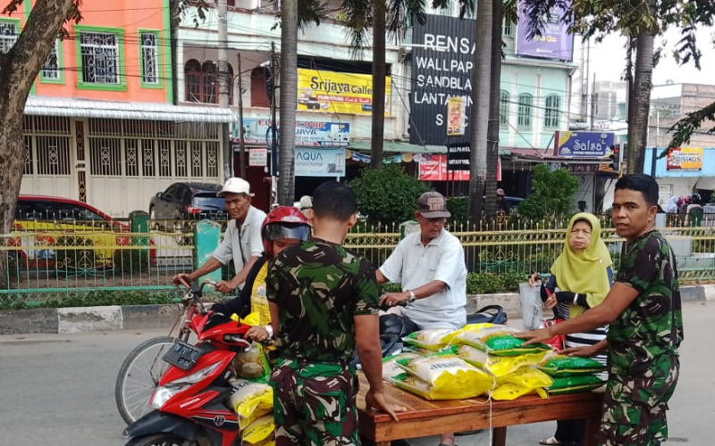 Beras Murah Koramil 01/Dumai Diserbu Warga