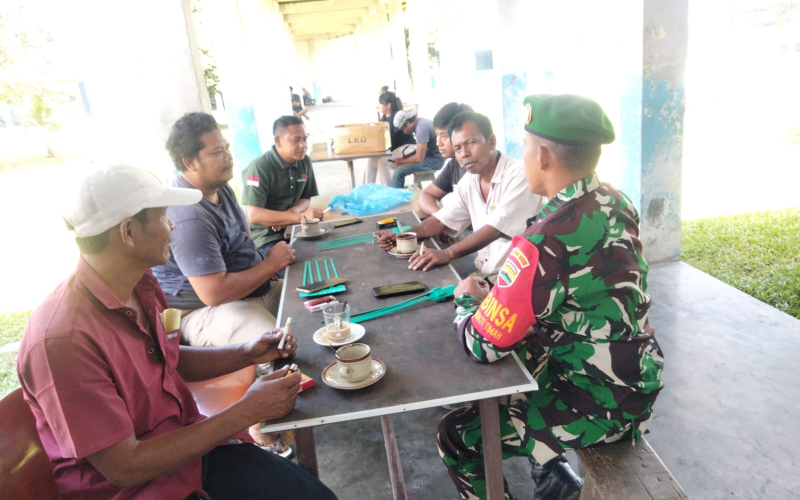 Babinsa Koramil 01 Dumai dan PHR Gelar Patroli Jalur Pipa Minyak di Kota Dumai