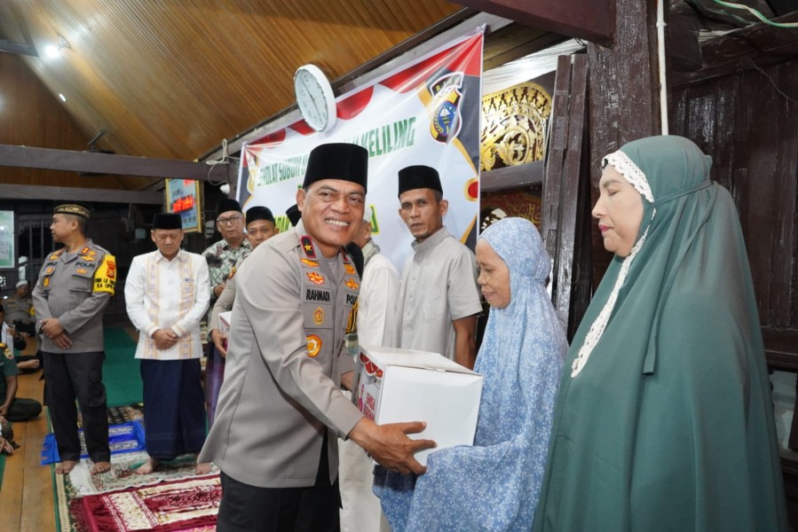Shalat Subuh Berjamaah, Wakapolda Riau dan Jajaran Bagikan Sembako ke Warga di Masjid Bersejarah