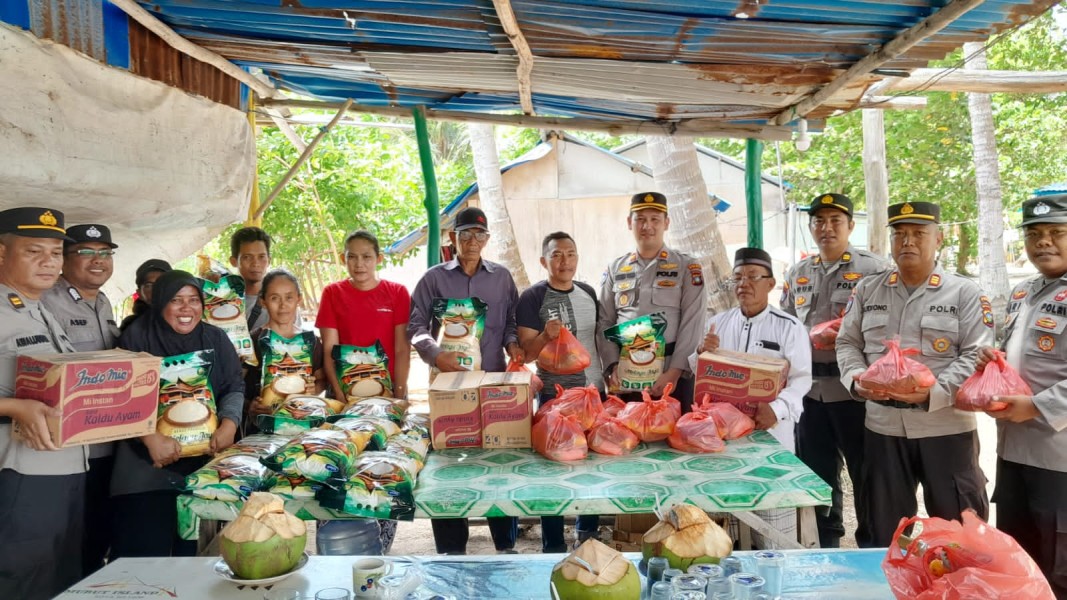 Kegiatan Sosialisasi Relokasi Masyarakat Desa Blongkeng Dan Pembagian Sembako Kepada Masyarakat Terdampak Di Galang