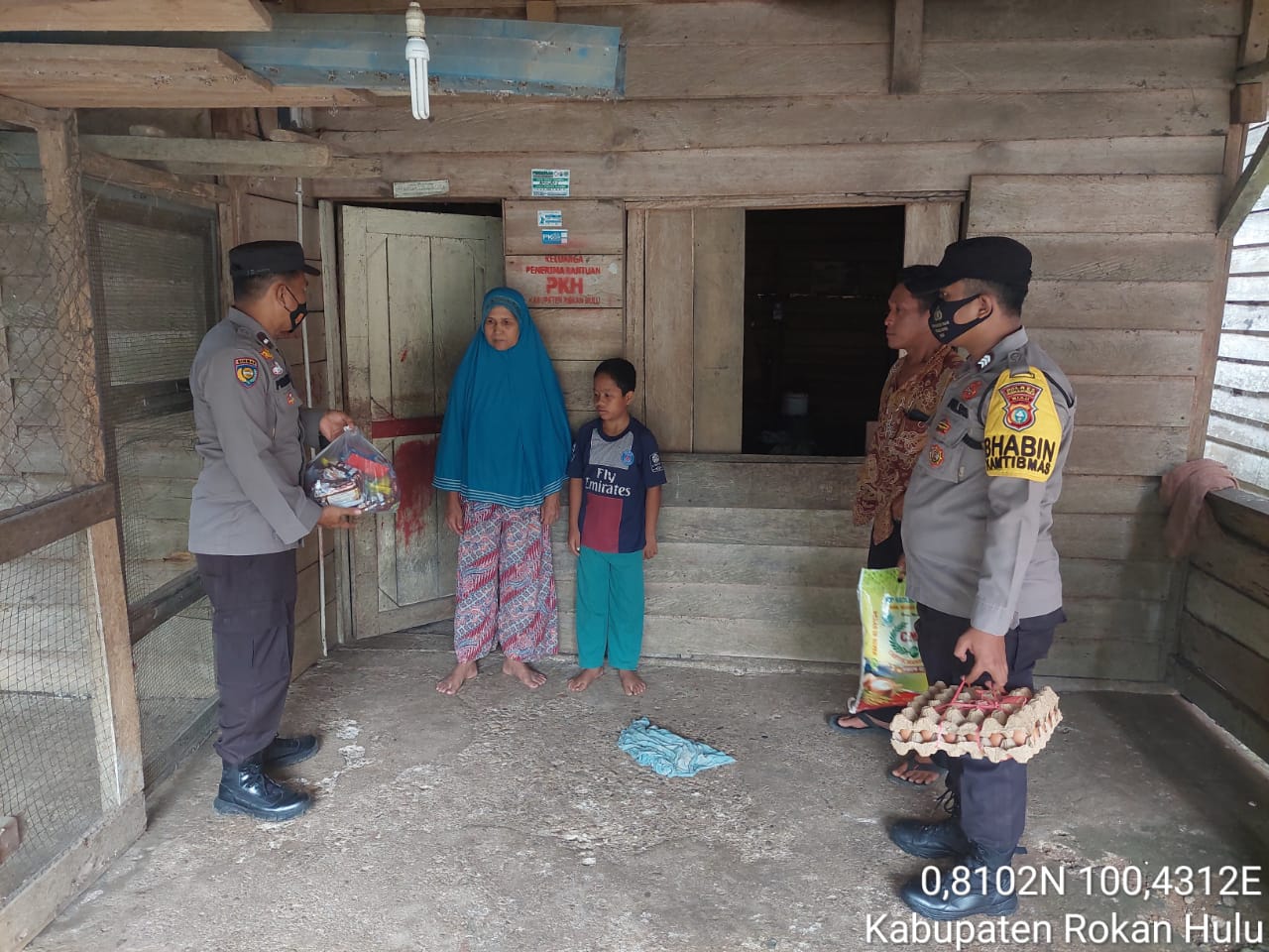 Dak Dik Duk..! Janda Beranak Dua Ini Didatangi Kapolsek Rambahsamo Bersama Personil, Begini Ceritanya