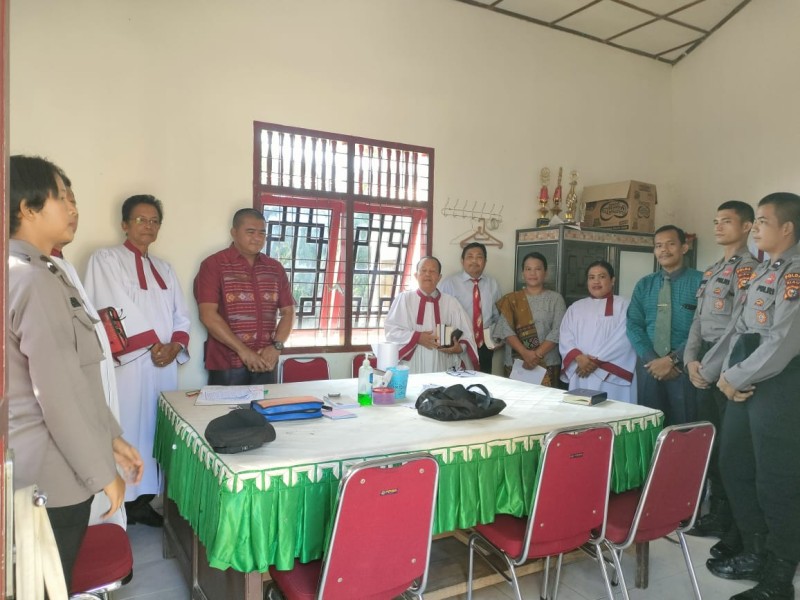 AKP Sodarman Sinaga Pimpin Giat Minggu Kasih Di Gereja HKBP Resort Exsaudi Pasir Pengaraian