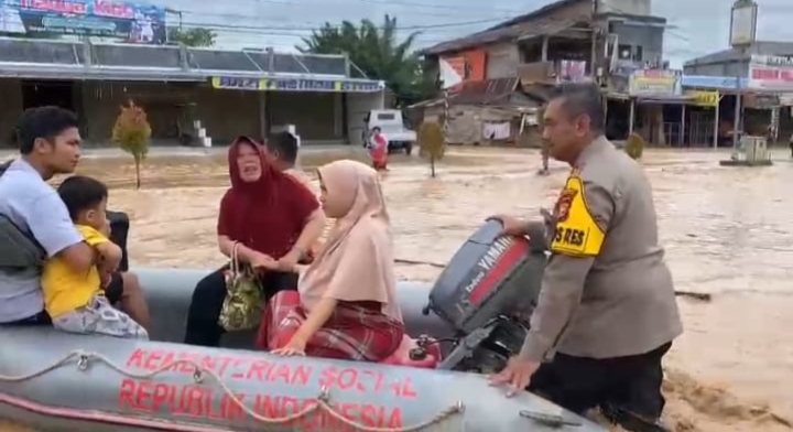 Dorong Perahu Karet, Kapolres Rohul Evakuasi Ibu Hamil Korban Banjir
