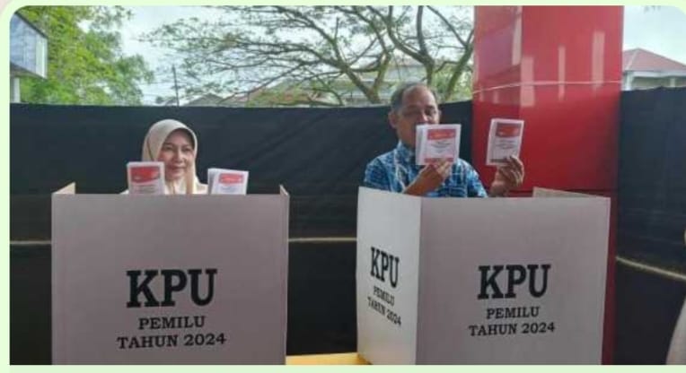 Pj Bupati Inhil Herman Bersama Isteri Salurkan Hak Suara Di TPS 12