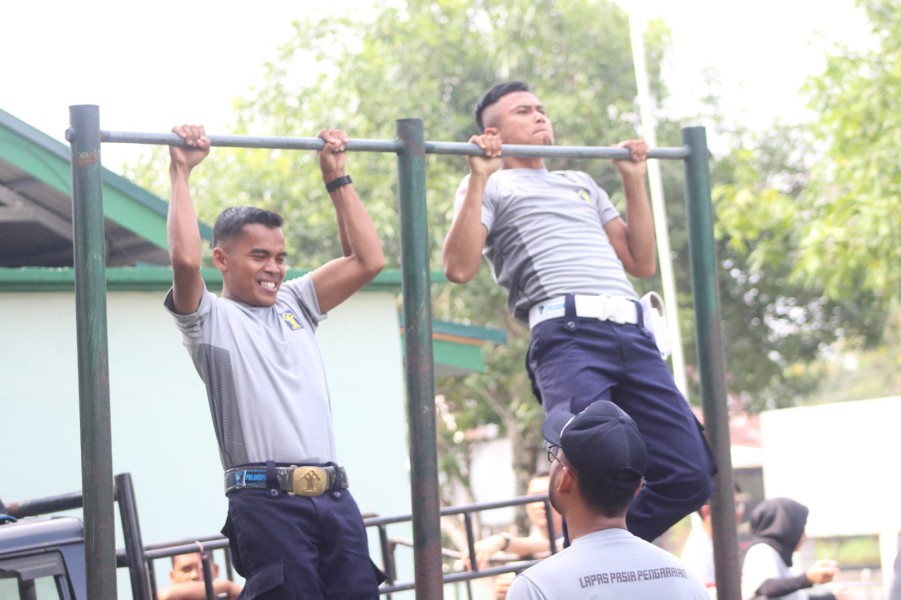 FMD, PETUGAS LAPAS PASIR PENGARAIAN DIBERI MATERI PENGUATAN FISIK DAN PEMADAMAN API OLEH TNI DAN SAT DAMKAR