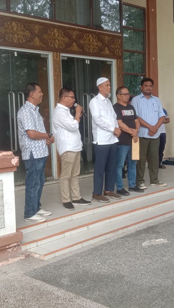 Walikota Dumai, H. Paisal SKM,. MARS Didampingi Pengurus KONI, Pengurus Forki Melepas Kontingen Forki