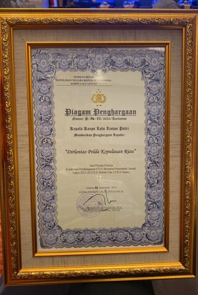 Dirlantas Polda Kepri Menerima Penghargaan Kolaborasi Pembangunan E-TLE Bersama Pemerintah Daerah Provinsi Kepri