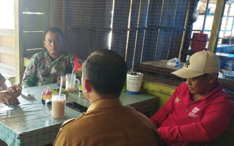 Melalui Komsos, Babinsa Lubuk Gaung Jalin Silaturahmi dengan Masyarakat