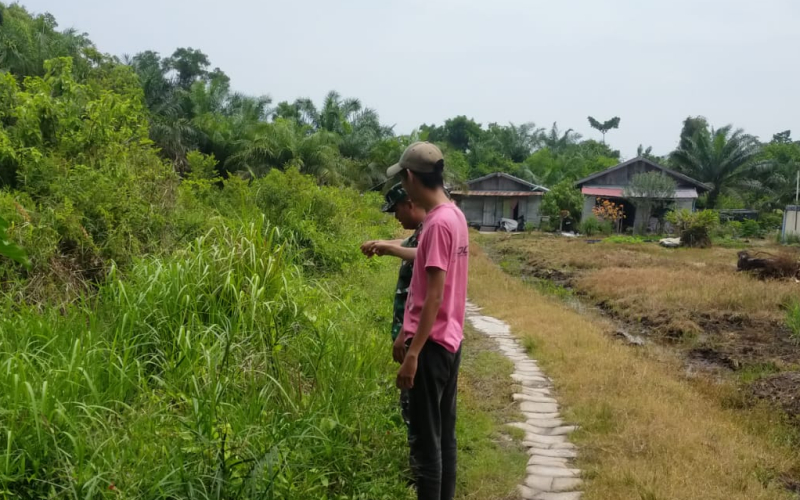 Cegah Karhutla, Babinsa Bangsal Aceh Patroli dan Sosialisasi ke Warga