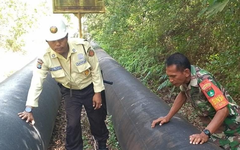 Patroli Bersama Pertamina, Babinsa Dumai Pastikan Jalur Pipa Minyak Tetap Aman