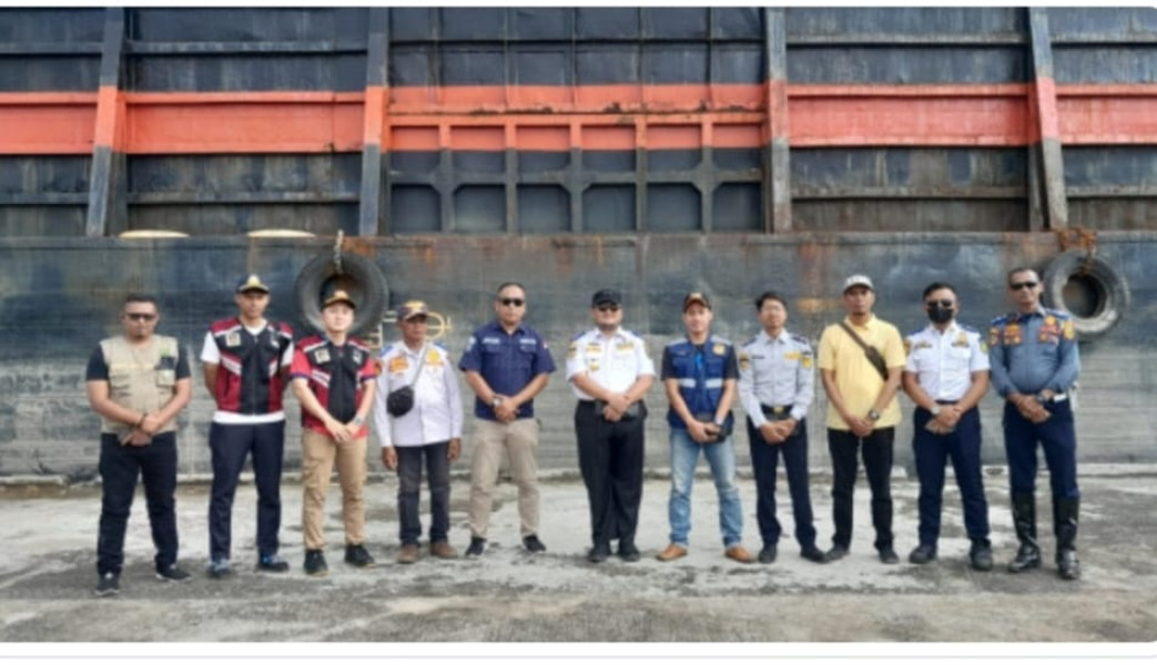 UPPD-TSP Dan KSOP Tembilahan Laksanakan Uji Coba Sandar Kapal Tongkang Di Dermaga Parit 21