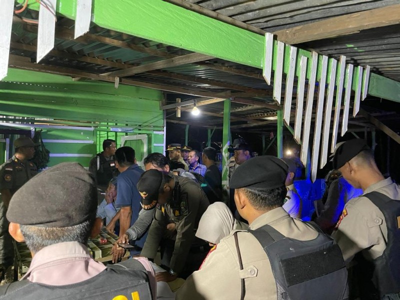 Ciptakan Harkambtibmas, Patroli Gabungan Polres Rohul Pastikan Aktifitas Warung Remang - Remang Rambahhilir Tutup