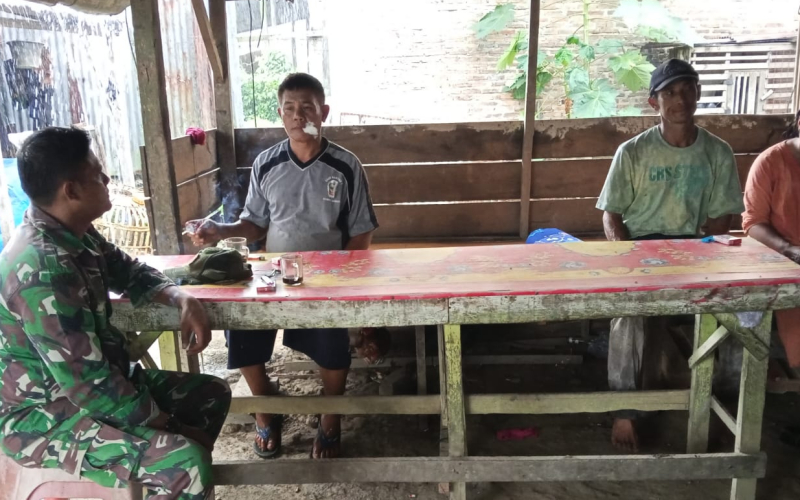 Babinsa Koramil 03 Laksanakan Komsos Pererat Hubungan dengan Masyarakat Lubuk Gaung