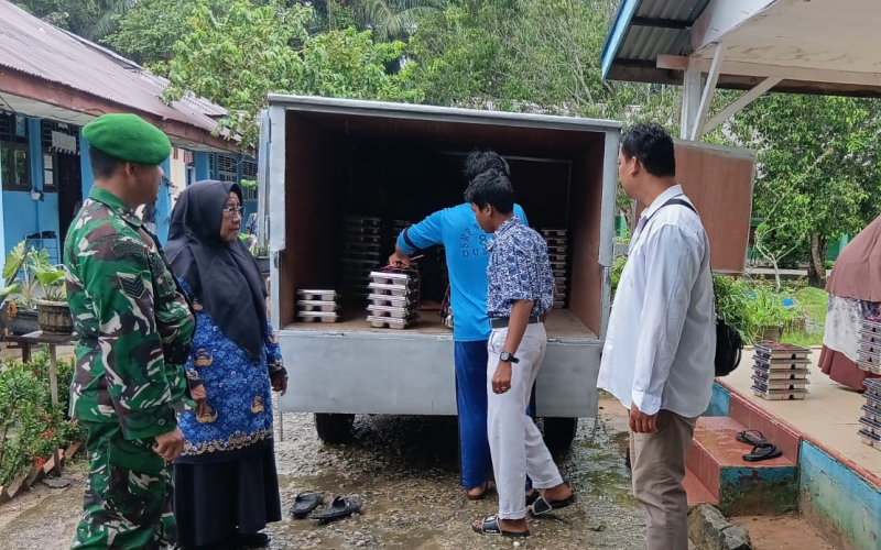 Babinsa Koramil 02 Dampingi Program Makanan Bergizi Gratis di Medang Kampai