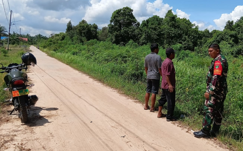 Melalui Patroli dan Sosialisasi, Babinsa Teluk Makmur Jaga Wilayah Tetap Bebas Asap