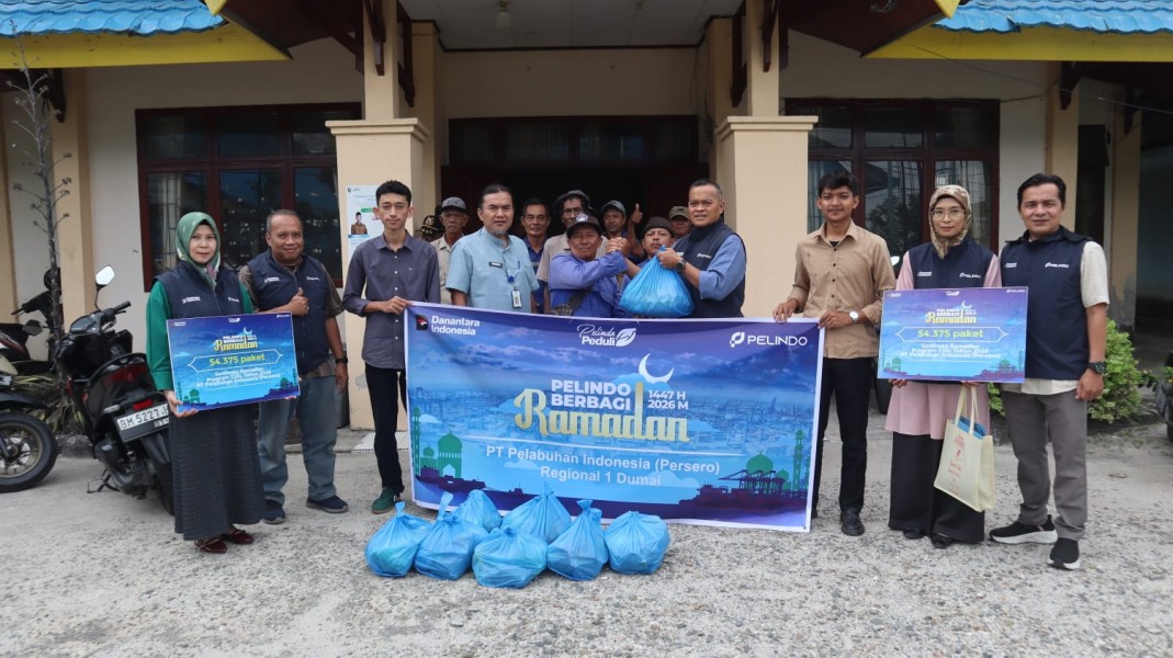 Pelindo Dumai Salurkan Bantuan Sembako, Takjil dan Santunan Anak Yatim