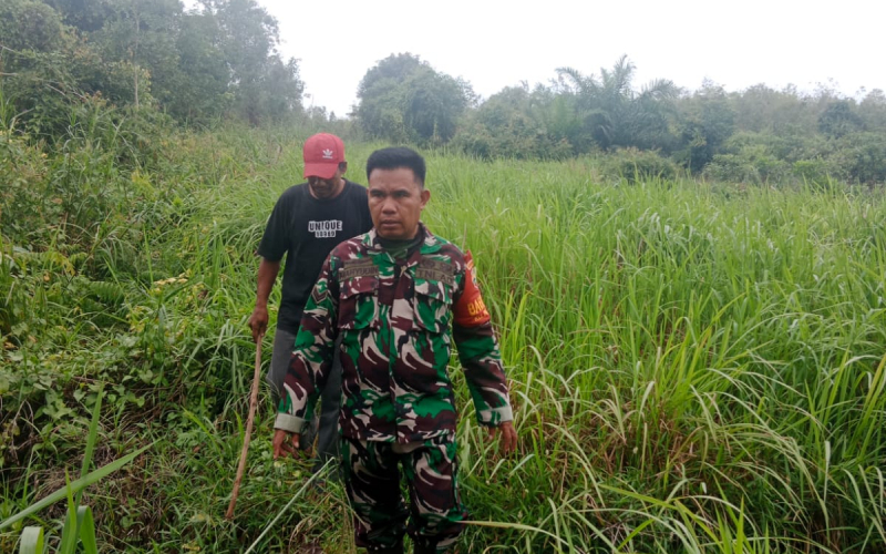 Sertu Mahyudin Tekankan Bahaya Bakar Lahan Saat Patroli Karhutla di Dumai Barat