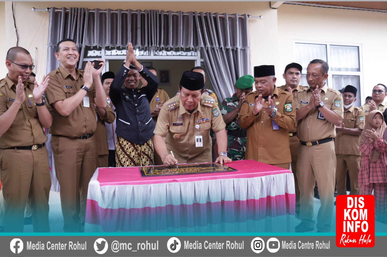Resmikan Kantor Desa Pasir Indah, Bupati Rohul H Sukiman Harap Pelayanan Masyarakat Meningkat