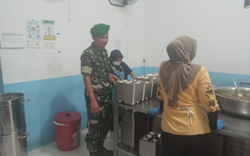 Ribuan Pelajar di Bukit Kapur Terima Makanan Bergizi, Babinsa Pastikan Distribusi Tepat Sasaran