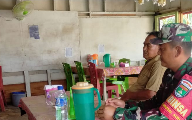 Jalin Kedekatan dengan Warga, Babinsa Koramil 03 Sei Sembilan Gelar Komsos di Bangsal Aceh