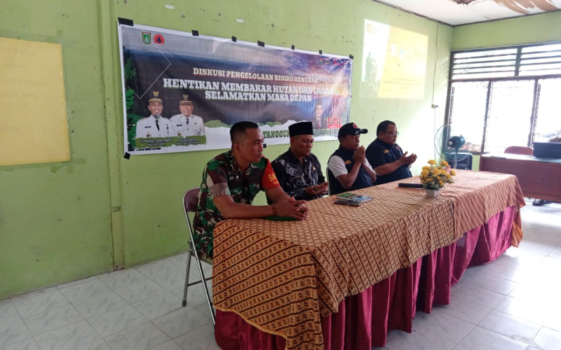 Babinsa Bagan Keladi Ajak Warga Tingkatkan Kewaspadaan Karhutla Lewat Diskusi BPBD