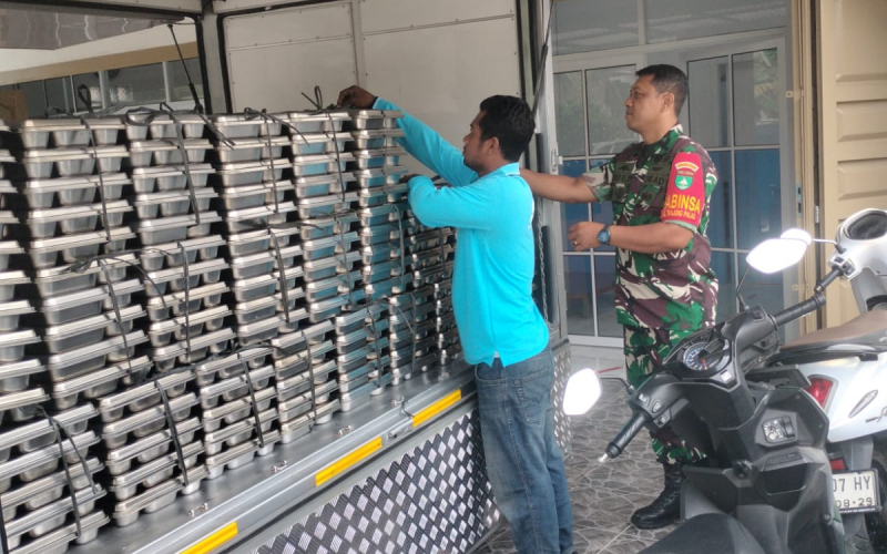 Babinsa Koramil 01 Dumai Dampingi Distribusi Program Makanan Bergizi Gratis di Tanjung Palas