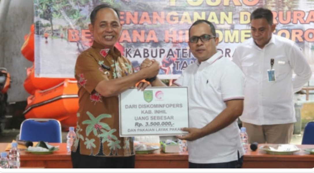 Dinas Kominfopers Inhil Serahkan Bantuan Untuk Korban Bencana Hidrometeorologi