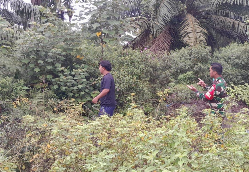 Kolaborasi Babinsa dan Masyarakat Perkuat Pengawasan Karhutla di Kecamatan Tasik Putri Puyu