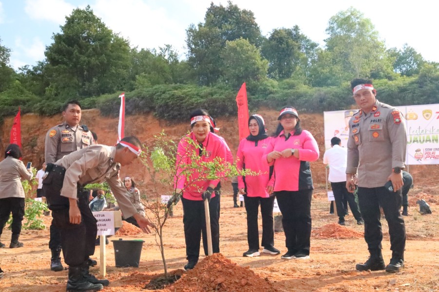 Polda Kepri Melaksanakan Penanaman Bibit Pohon Secara Serentak Di Wilayah Kepri