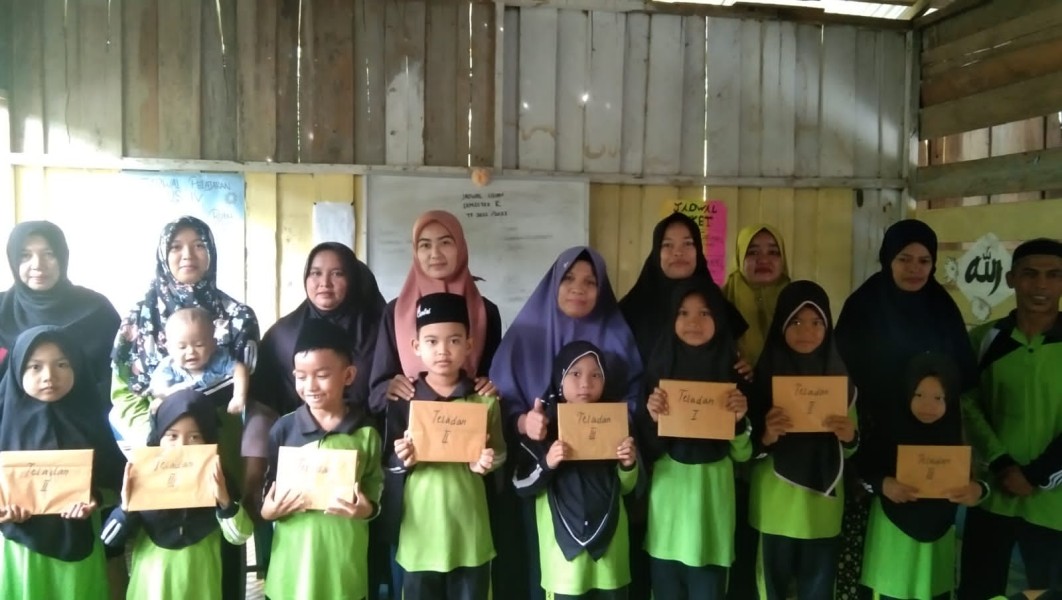 Ketua Yayasan Madrasah MI Salman Pariji Pasaribu Lc MPd Temu Ramah Dengan Wali Murid Saat Pembagian Raport