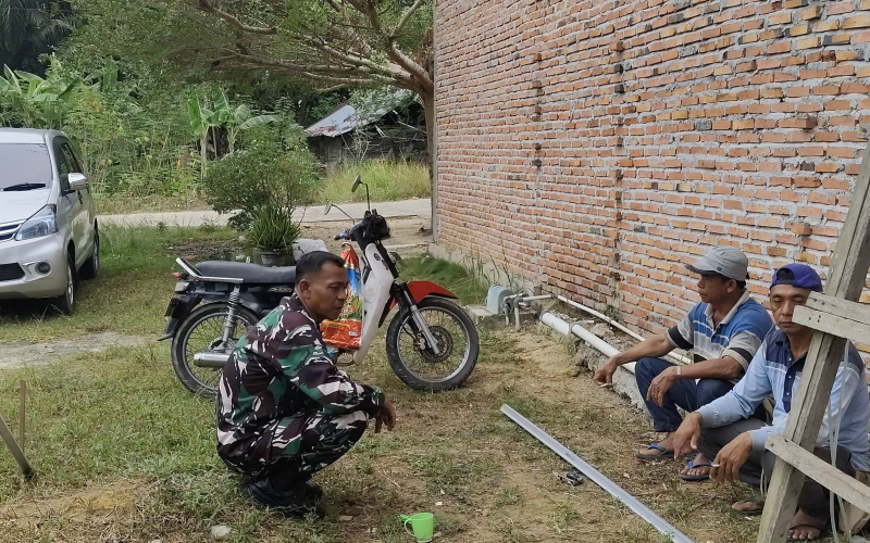 Pererat Silaturahmi, Babinsa Sungai Sembilan Komsos dengan Tokoh Masyarakat