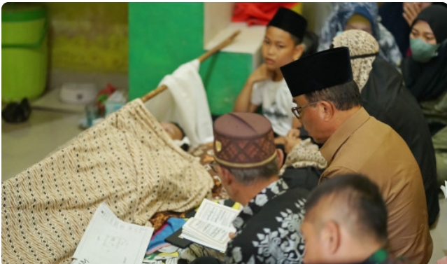 Turut Rasakan Kesedihan Yang Mendalam, Bupati Inhil HM Wardan Melayat Kerumah Duka Almarhum Camat Reteh Mustakim