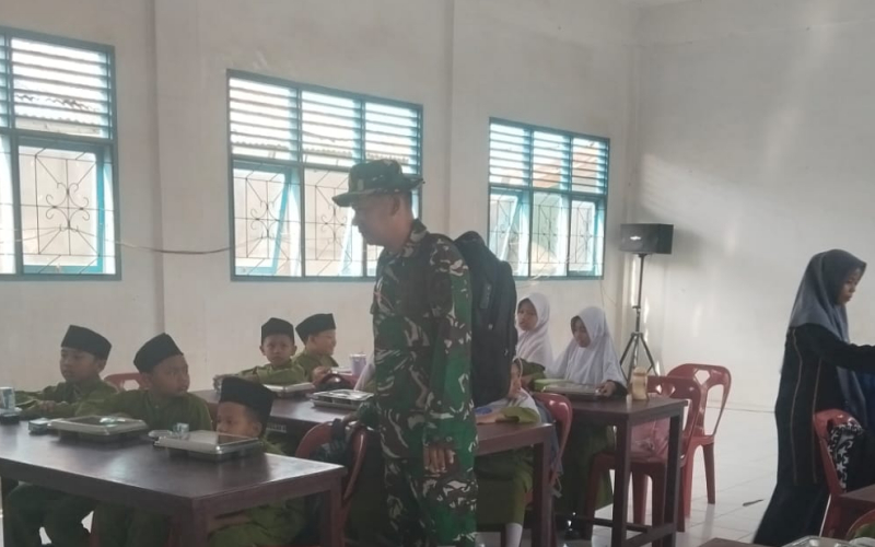 Babinsa Kawal Distribusi 3.264 Porsi Makanan Bergizi untuk Pelajar di Bukit Kapur