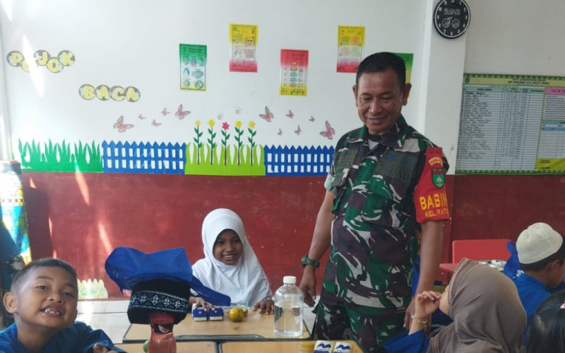 Babinsa Koramil 01 Dampingi Program Makanan Bergizi Gratis untuk Ribuan Pelajar dan Warga Ratu Sima