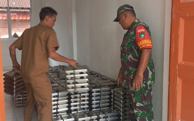 Babinsa Dampingi Penyaluran Makanan Bergizi untuk 3.364 Siswa di Bukit Kapur