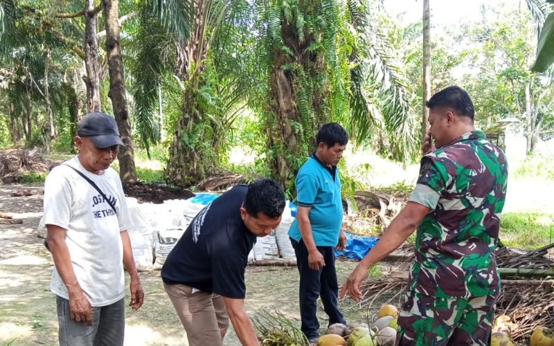 Bangun Hubungan Harmonis, Babinsa Sungai Sembilan Lakukan Komunikasi Sosial di Kelurahan Lubuk Gaung