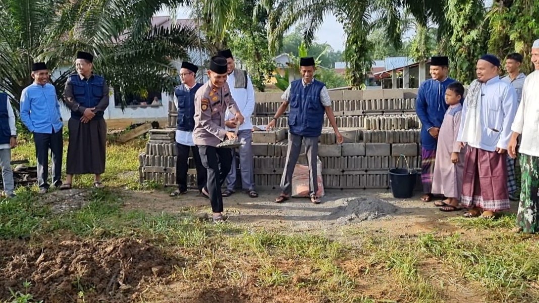 Wujudkan Kedekatan Dengan Masyarakat, Kapolsek Tambusai Giat Peletakan Batu Pertama Bangunan Gedung Raudhatul Athfal