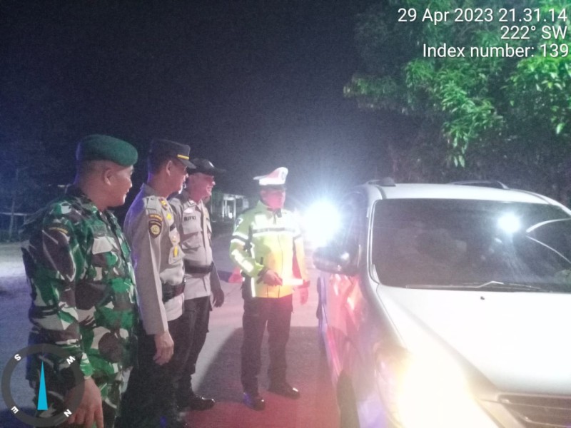 Sinergitas TNI-Polri, Personil Polsek Tambusai Gelar Patroli KRYD Jaga Harkmtibmas