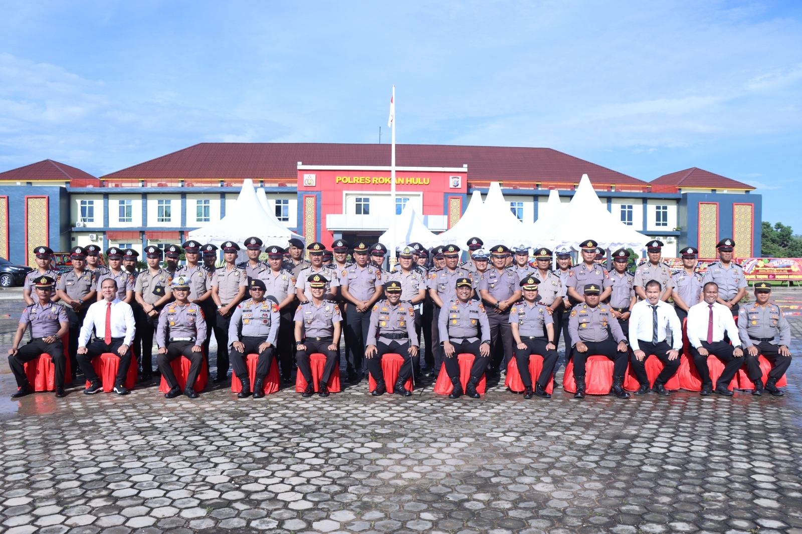 Kapolres Pimpin Upacara Laporan Kenaikan Pangkat 44 Personil Polres Rohul