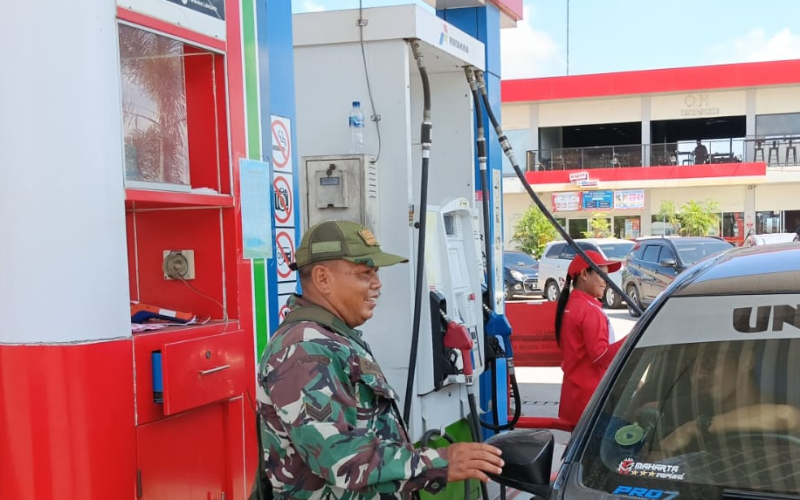 Babinsa Koramil 02/BK Cek Langsung Kelancaran Distribusi BBM di SPBU