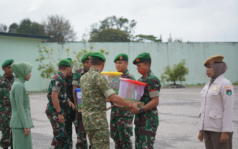 Kodim 0320 Dumai Serahkan Bingkisan Lebaran kepada Prajurit dan PNS