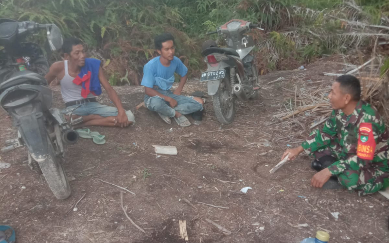 Babinsa Mundam Patroli dan Sosialisasi Pencegahan Karhutla di Jalan Nenas