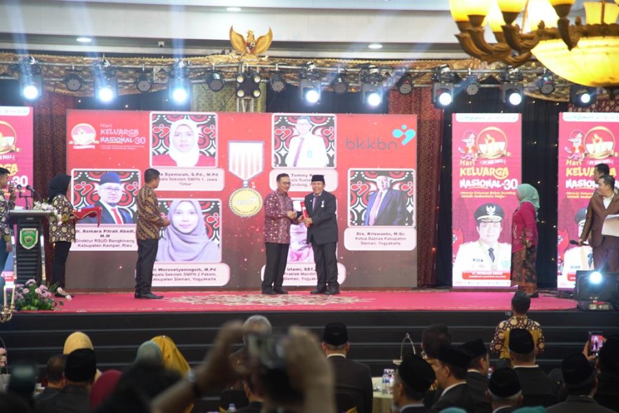 Peringatan Harganas ke 30, Bupati Rohul Terima Penghargaan Manggala Karya Kencana