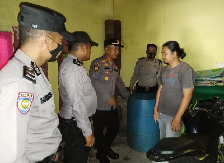 Tim Ops Pekat LK2022 Polsek Tambusai Utara, Sasar Dua Titik Penampungan Miras Tuak, Amankan Sebanyak 120 Liter 